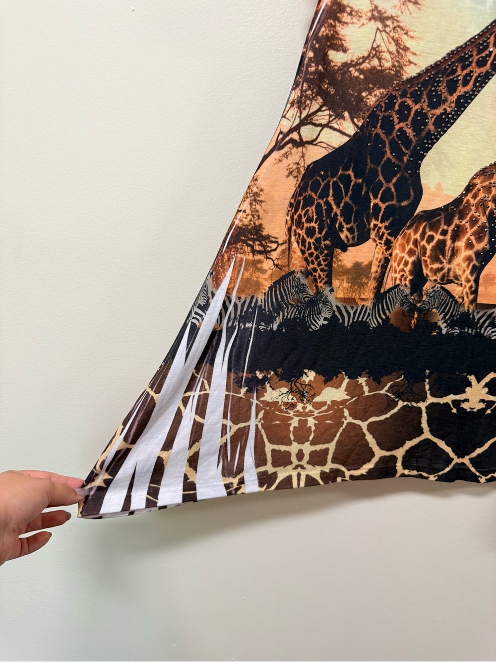 Rainforest Cafe Giraffe Savannah V‑Neck Tee - Picture 4 of 7